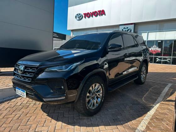 TOYOTA HILUX SW4 2.8 D-4D TURBO DIESEL SRX 7L 4X4 AUTOMÁTICO TOYOTA HILUX SW4 2.8 D-4D TURBO DIESEL SRX 7L 4X4 AUTOMÁTICO